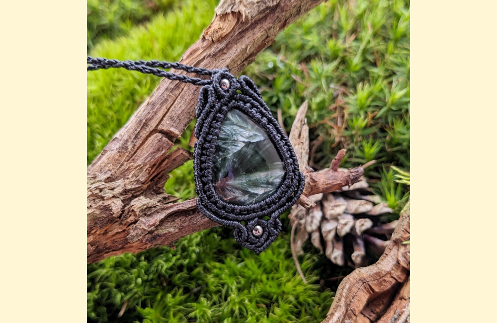 Macrame amulet - náhrdelník - přívěsek - serafini