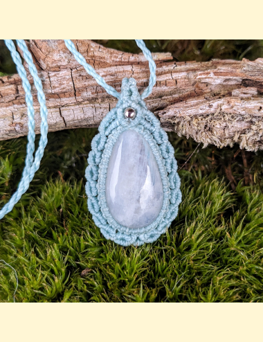 Micromacrame - macrame - amulet - náhrdelník - duhový měsíční kámen