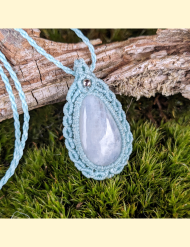 Micromacrame - macrame - amulet - náhrdelník - duhový měsíční kámen