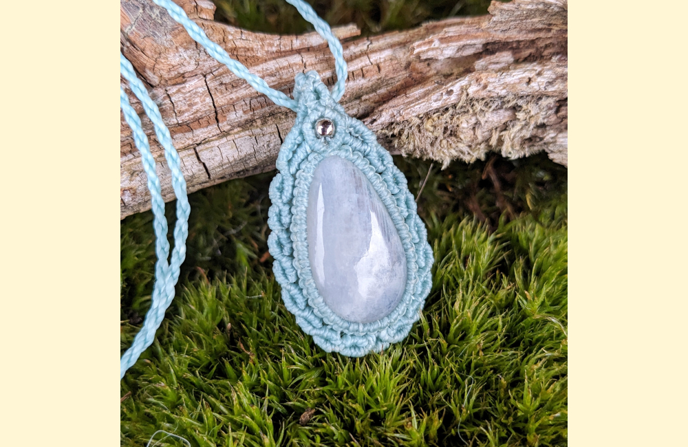 Micromacrame - macrame - amulet - náhrdelník - duhový měsíční kámen