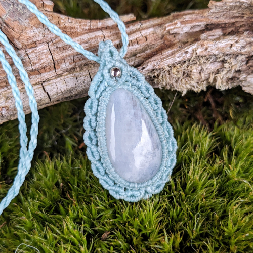 Micromacrame - macrame - amulet - náhrdelník - duhový měsíční kámen