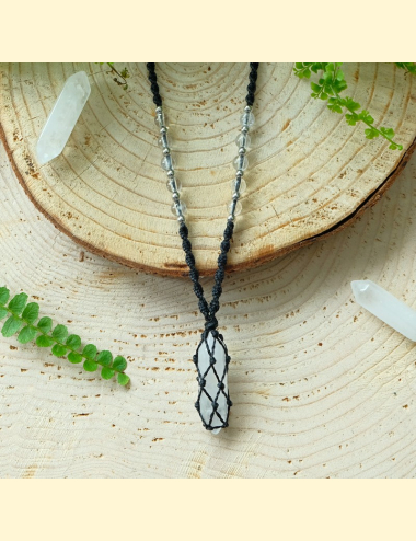 Macrame amulet ze tromlovaného minerálu křišťálu - macrame nahrdelník - křišťál